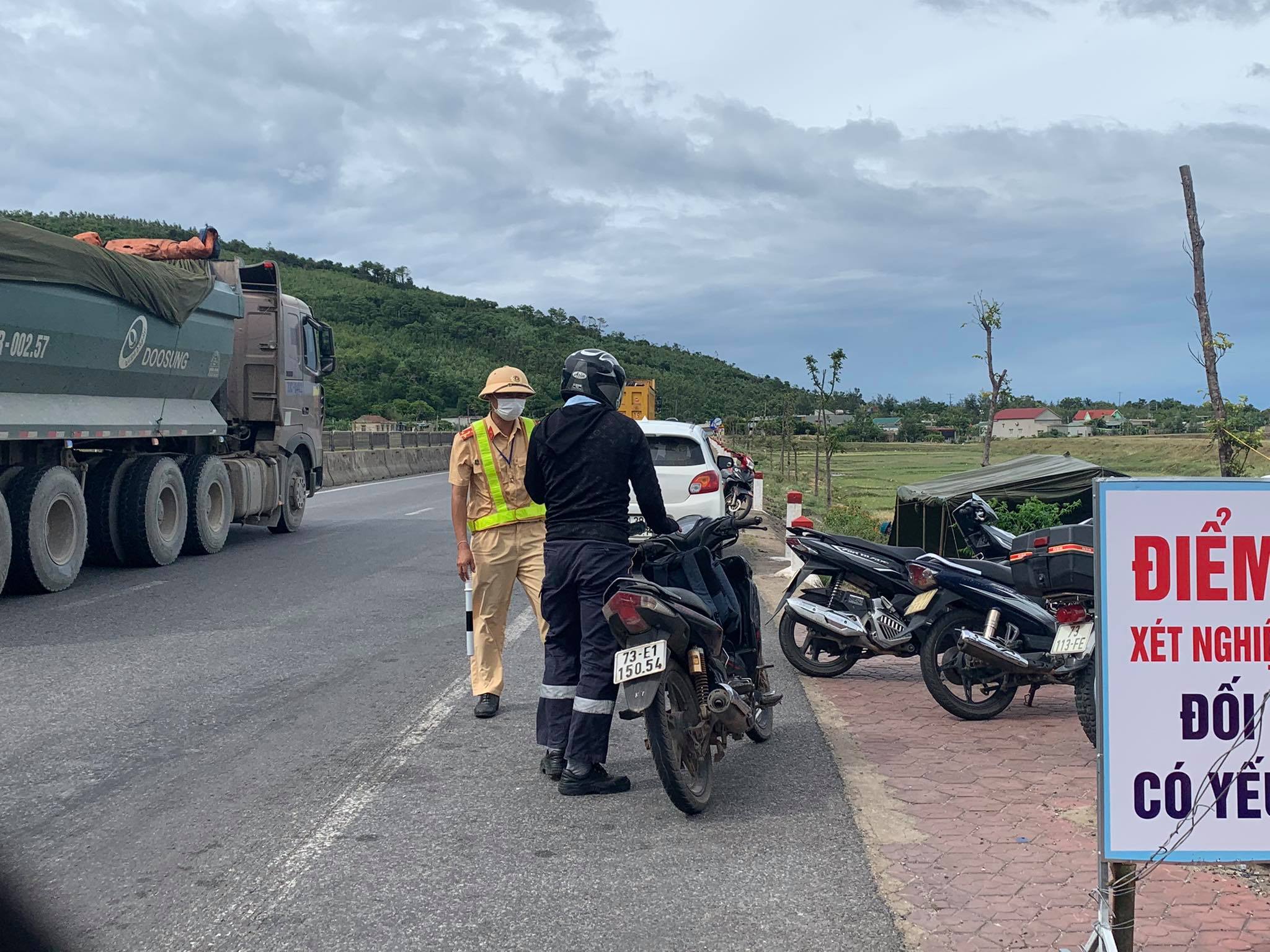 Nhiều công dân di chuyển bằng phương tiện cá nhân từ miền Nam về quê tránh dịch